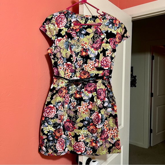Dresses & Skirts - NWOT Floral print dress with pockets and belt